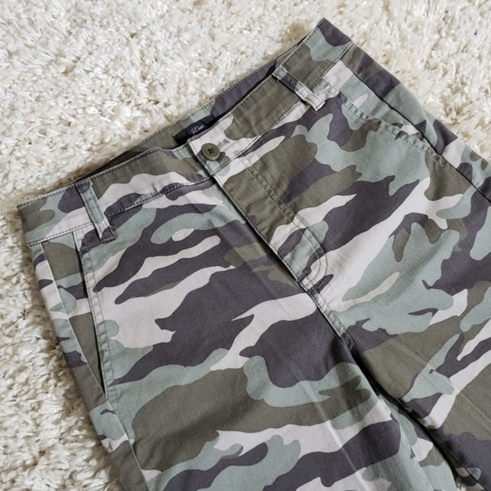 J. CREW Slouchy Boyfriend Camouflage Chino Cropped Pants Size 2 - Picture 3 of 9